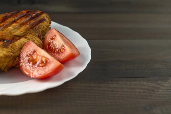 Dada ayam panggang dengan tomat — Stok Foto