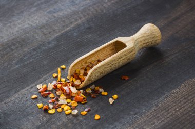 ahşap kepçe ile biber tozu