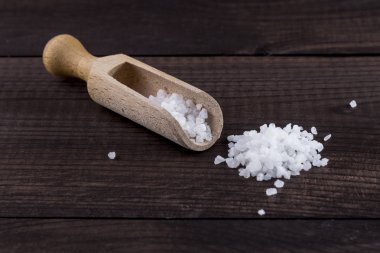 ahşap Kepçe üzerinde tuz kristalleri