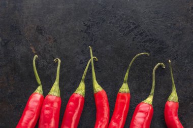 acı kırmızı biber paslı metal zemin üzerine