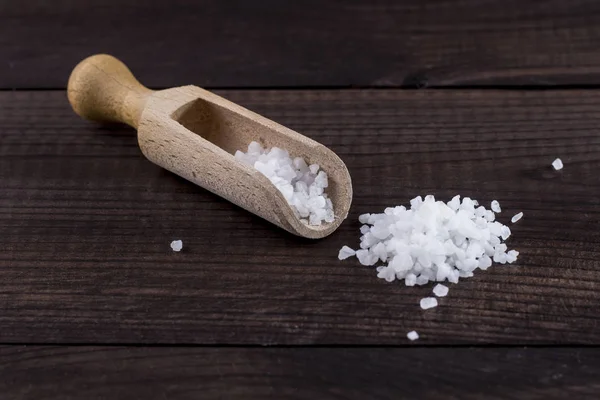 Cristales de sal en cuchara de madera — Foto de Stock