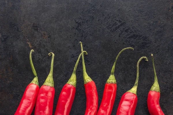 Poivrons de piment de Cayenne sur fond métallique rouillé — Photo