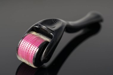 Derma roller için tıbbi mikro terapi iğneleme yöntemlerinin etkinliğinin karşılaştırılması.