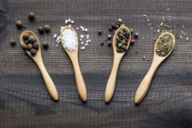 Ahşap arka plan üzerinde tahta kaşıklar üzerinde baharat