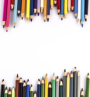 Beyaz arkaplanda renkli kalemler.