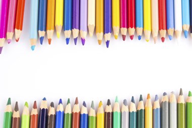 Beyaz arkaplanda renkli kalemler.