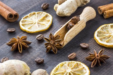 yıldız anason baharat tahta kaşıkla üzerinde