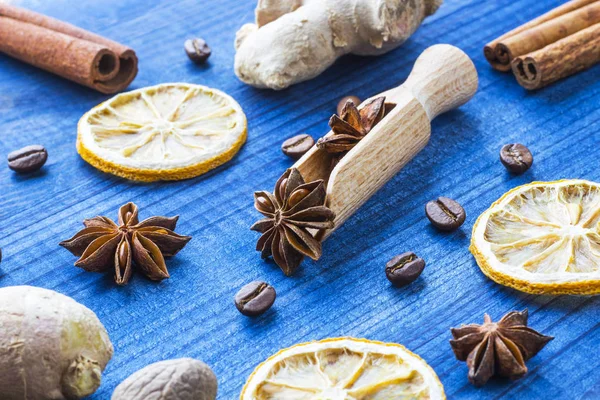 yıldız anason baharat tahta kaşıkla üzerinde