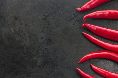acı kırmızı biber paslı metal zemin üzerine