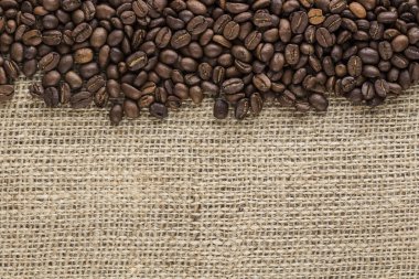 tuval zemin üzerine kahve çekirdekleri