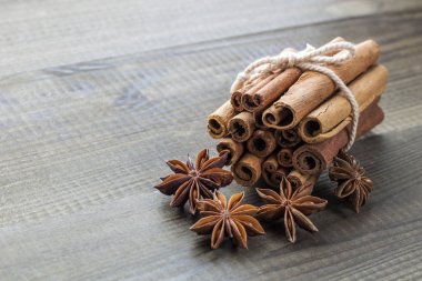 Ahşap arka plan üzerinde yıldız anason ile tarçın sopa