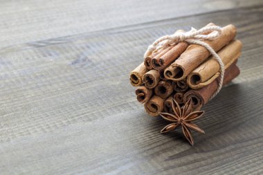 Ahşap arka plan üzerinde yıldız anason ile tarçın sopa