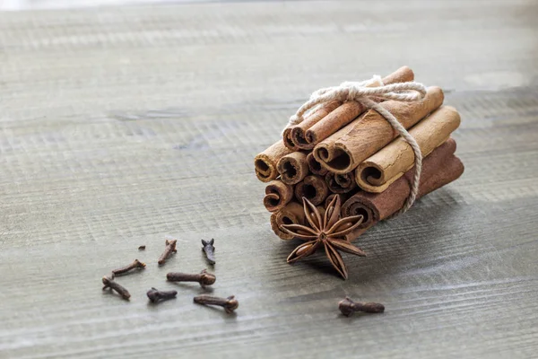 yıldız anason ve karanfil ahşap zemin üzerine tarçın sopa