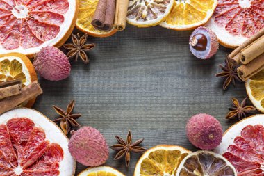 Lychee meyve narenciye dilimleri ve baharat ahşap arka plan üzerinde.