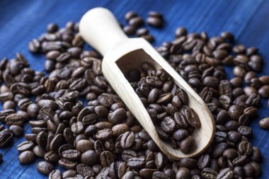 ahşap kepçe ile kahve çekirdekleri