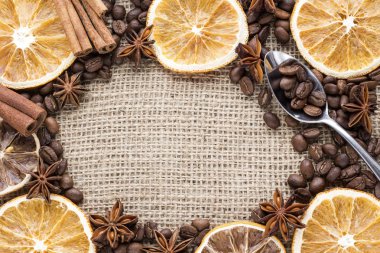 portakal dilimleri ile kahve çekirdekleri ve baharat üzerinde arka plan bez