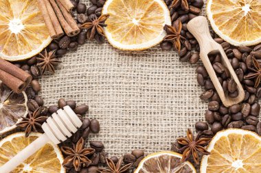 portakal dilimleri ile kahve çekirdekleri ve baharat üzerinde arka plan bez