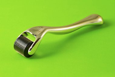 Derma roller için tıbbi mikro terapi iğneleme yöntemlerinin etkinliğinin karşılaştırılması.