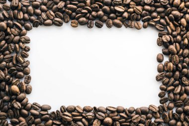 beyaz üzerine kahve çekirdekleri