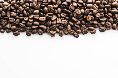 beyaz üzerine kahve çekirdekleri