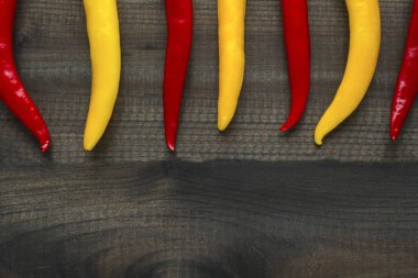 acı kırmızı biber ahşap arka plan üzerinde