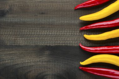 acı kırmızı biber ahşap arka plan üzerinde