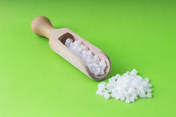 Cristalli di sale con cucchiaio di legno — Foto Stock