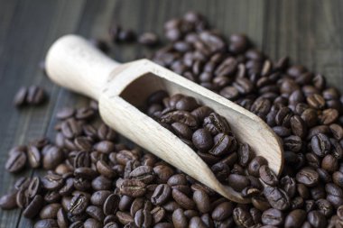 ahşap kepçe ile kahve çekirdekleri