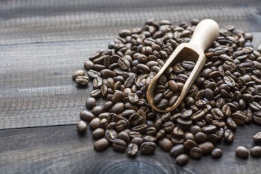 ahşap kepçe ile kahve çekirdekleri