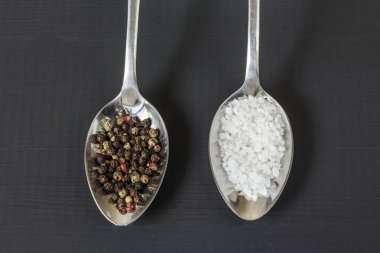 Tuz ve metal kaşık biber
