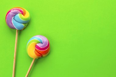 Gökkuşağı lolipop renk arka plan üzerinde
