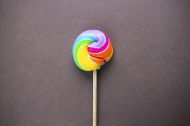 Gökkuşağı lolipop renk arka plan üzerinde