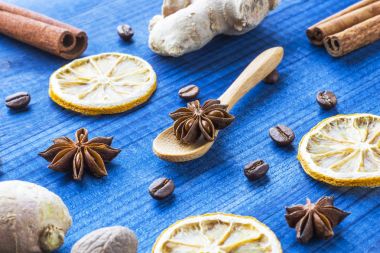 yıldız anason baharat tahta kaşıkla üzerinde