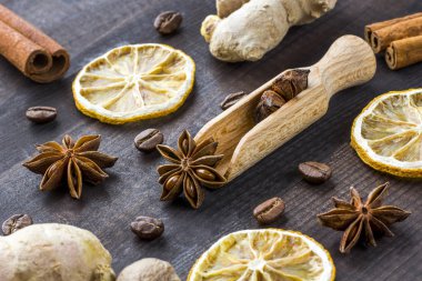 yıldız anason baharat tahta kaşıkla üzerinde