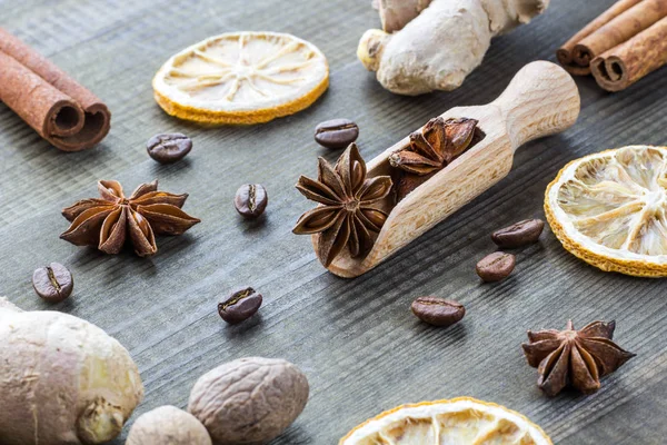 yıldız anason baharat tahta kaşıkla üzerinde