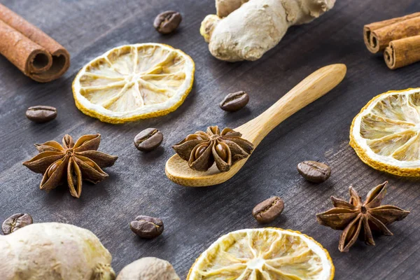 yıldız anason baharat tahta kaşıkla üzerinde