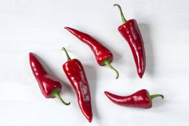 acı kırmızı biber ahşap arka plan üzerinde