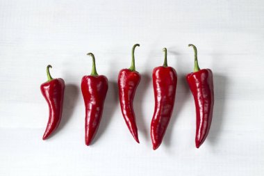 acı kırmızı biber ahşap arka plan üzerinde