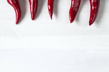 acı kırmızı biber ahşap arka plan üzerinde