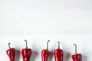 acı kırmızı biber ahşap arka plan üzerinde