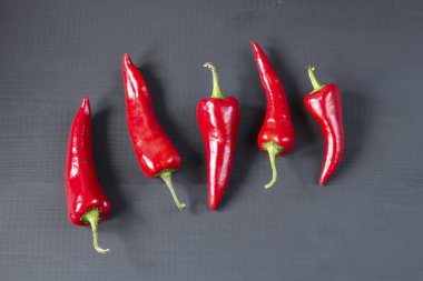 acı kırmızı biber ahşap arka plan üzerinde