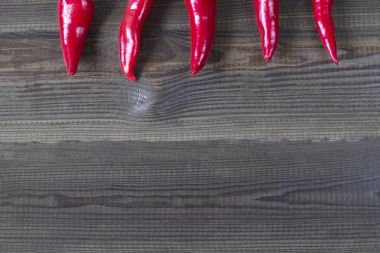 acı kırmızı biber ahşap arka plan üzerinde