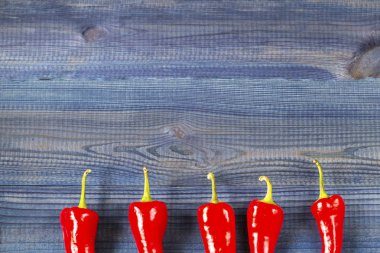 acı kırmızı biber ahşap arka plan üzerinde