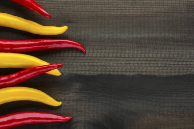 acı kırmızı biber ahşap arka plan üzerinde