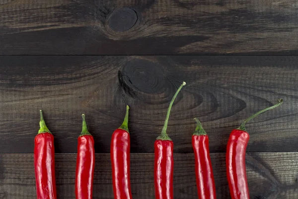 acı kırmızı biber ahşap arka plan üzerinde