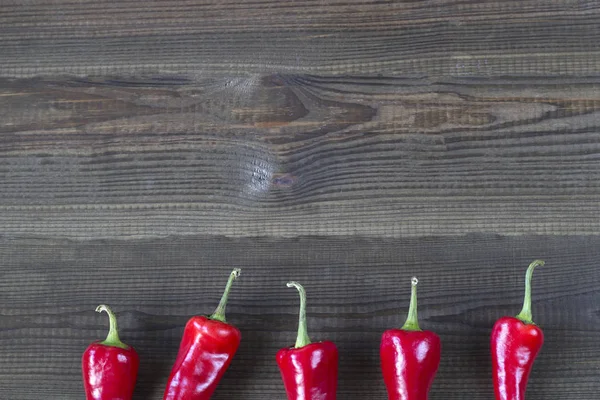 acı kırmızı biber ahşap arka plan üzerinde