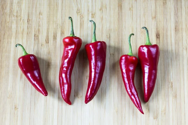 acı kırmızı biber ahşap arka plan üzerinde