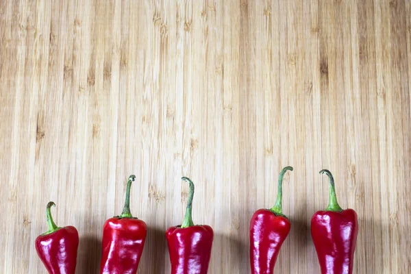 acı kırmızı biber ahşap arka plan üzerinde