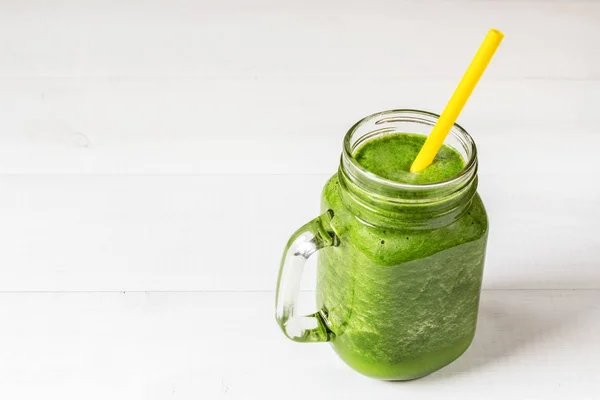 Bebida smoothie verde saudável — Fotografia de Stock