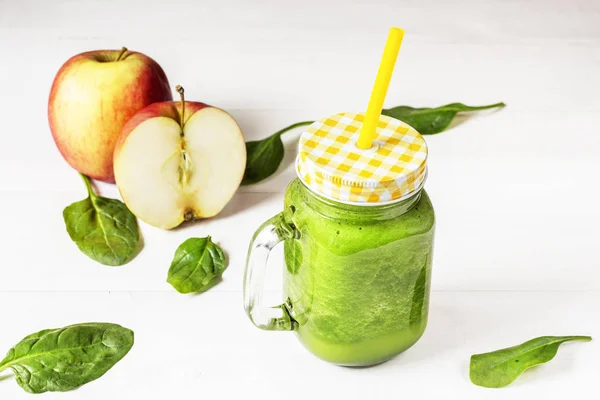 Bebida smoothie verde saudável — Fotografia de Stock